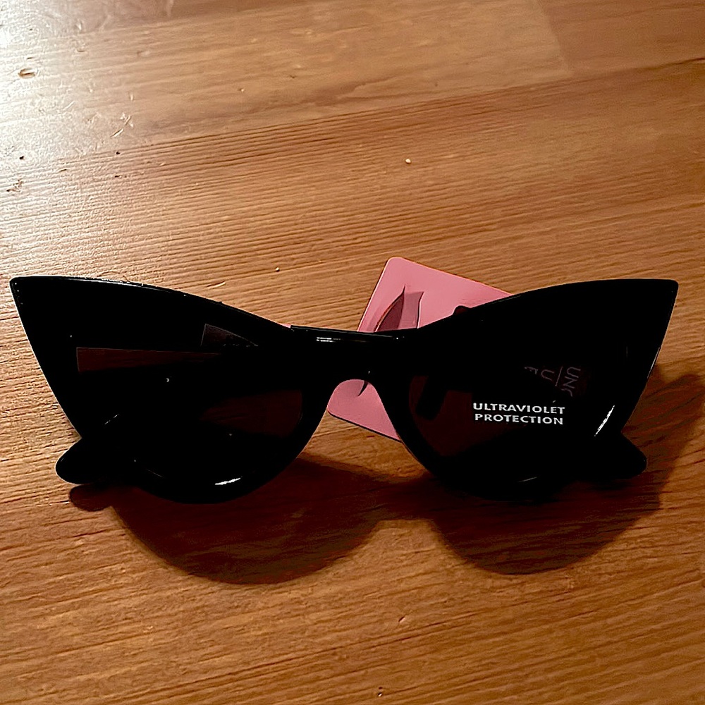 Cat eye sunnies